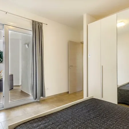 Caneis Apartment *